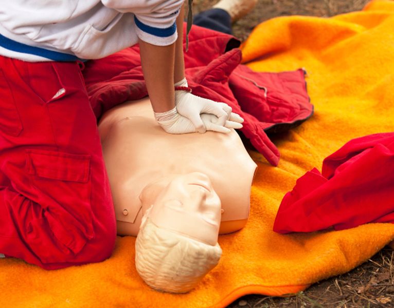 Formations Sensibilisation à la lutte contre l'arret cardiaque et aux gestes qui sauvent A2COM Formation Rennes